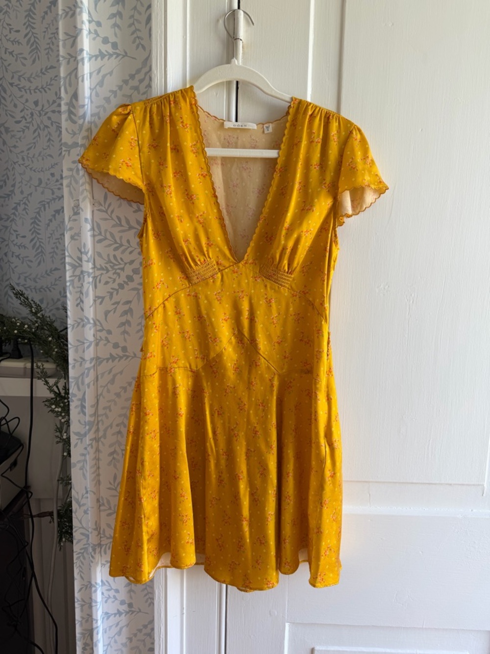 Doen Diane Silk Yellow Floral V-Neck Mini Dress in Goldenrod Small